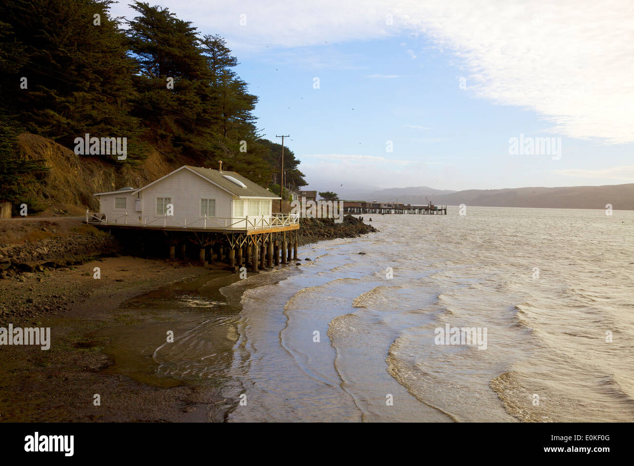 Una casa su palafitte sulla Tomales Bay. Foto Stock
