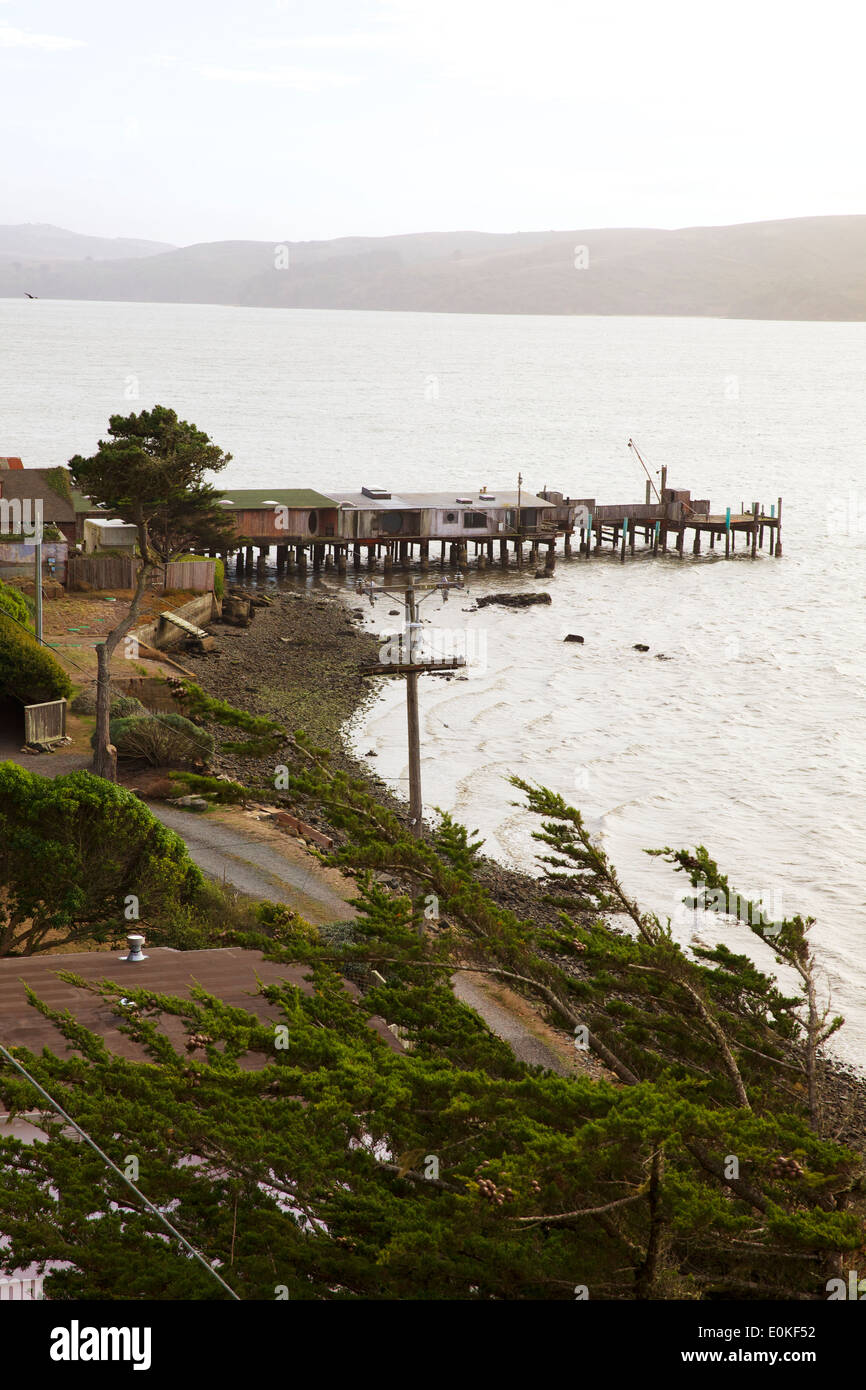 Una casa su palafitte costruiti sull'acqua di Tomales Bay di Marshall, California. Foto Stock