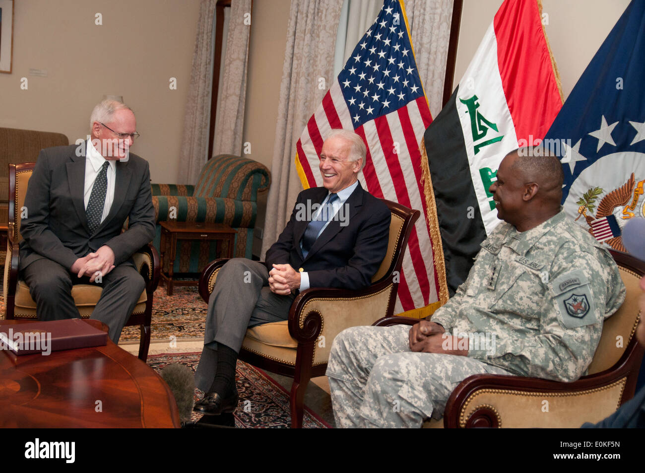 Vice presidente Joe Biden incontra con gli Stati Uniti Ambasciatore in Iraq James Jeffrey, E DEGLI STATI UNITI Forze - Iraq, Commander, Gen. Lloyd J. Aus Foto Stock