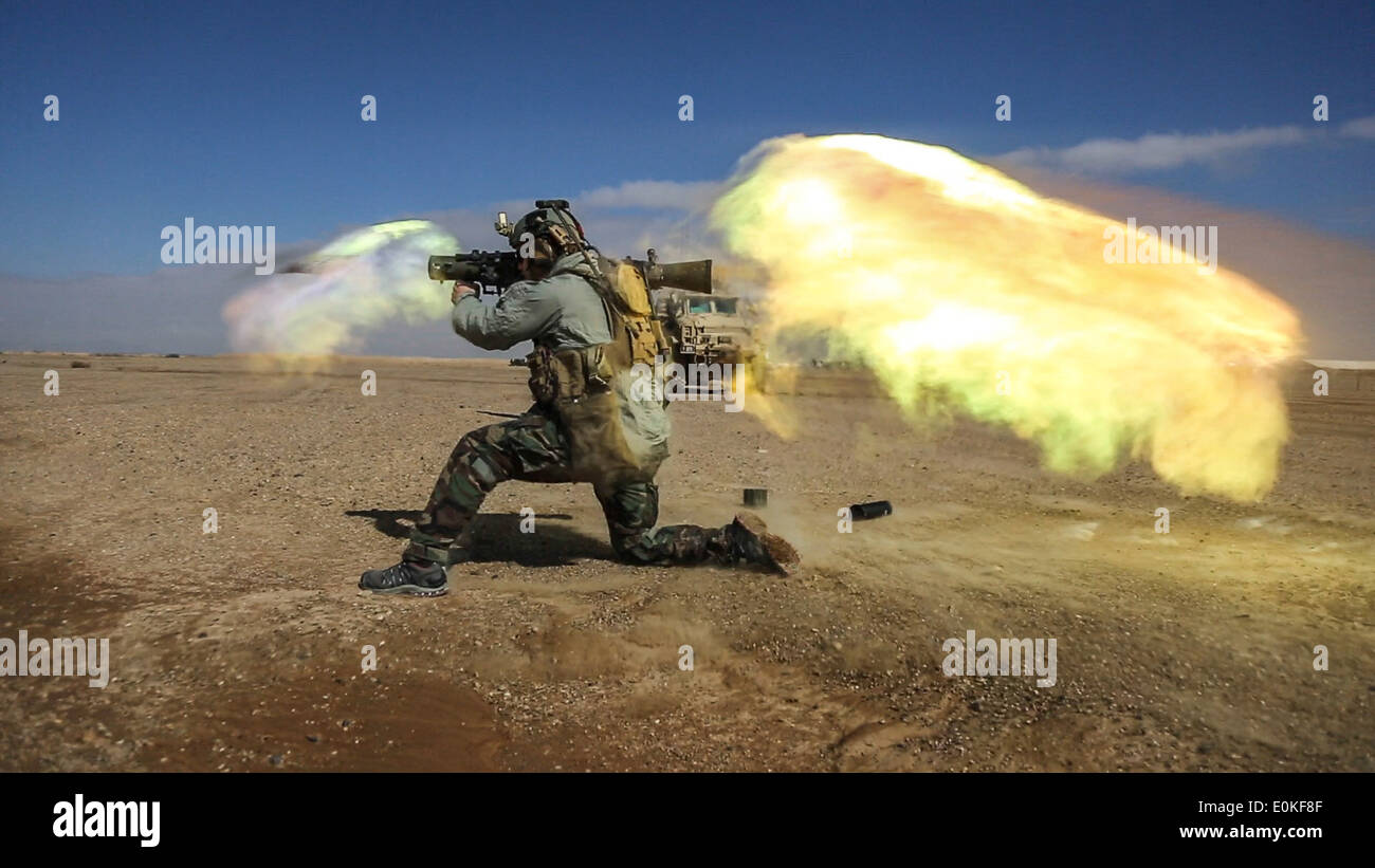 Una coalizione di costringere gli Stati a sparare un Carl Gustav recoilless rifle sistema durante la pratica delle armi su un intervallo nella provincia di Helmand, Af Foto Stock