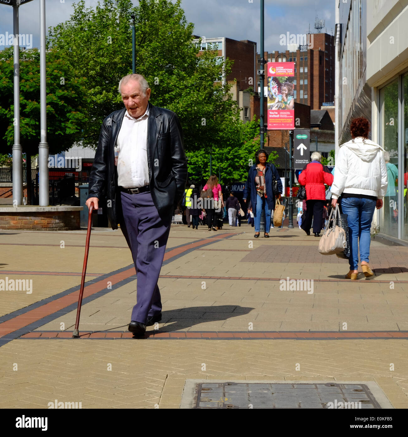 Uomo vecchio con un bastone in Luton Foto Stock