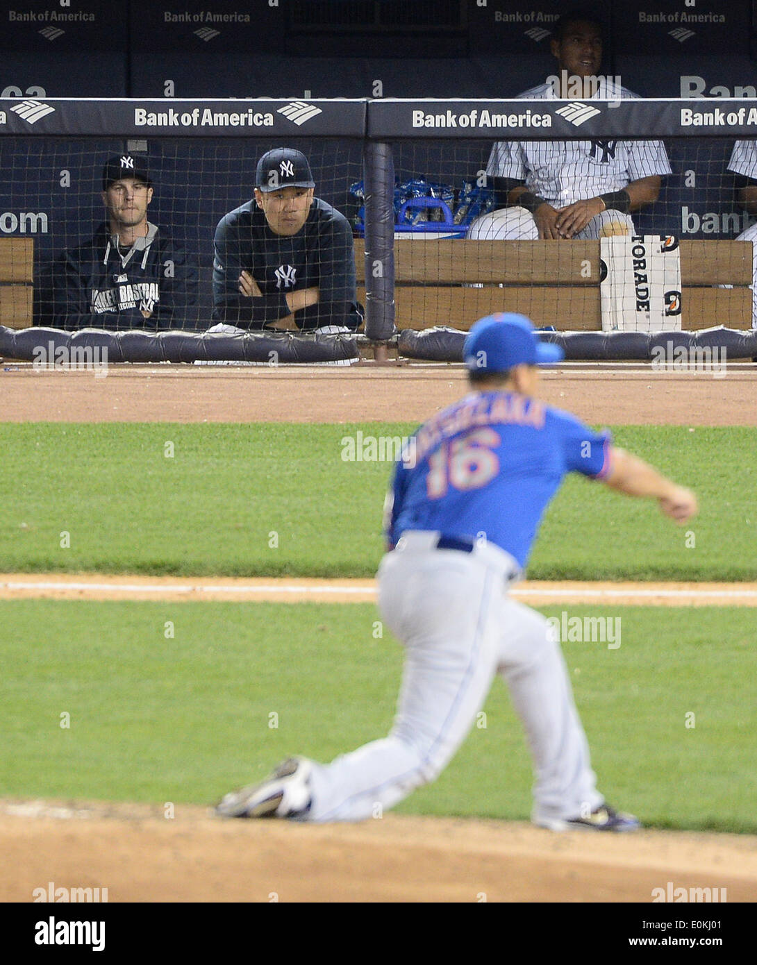 Masahiro Tanaka (Yankees), Daisuke Matsuzaka (METS), 13 maggio 2014 - MLB : Masahiro Tanaka dei New York Yankees orologi da la piroga come Daisuke Matsuzaka dei New York Mets piazzole durante il Major League Baseball gioco allo Yankee Stadium nel Bronx, New York, Stati Uniti. (Foto di AFLO) Foto Stock