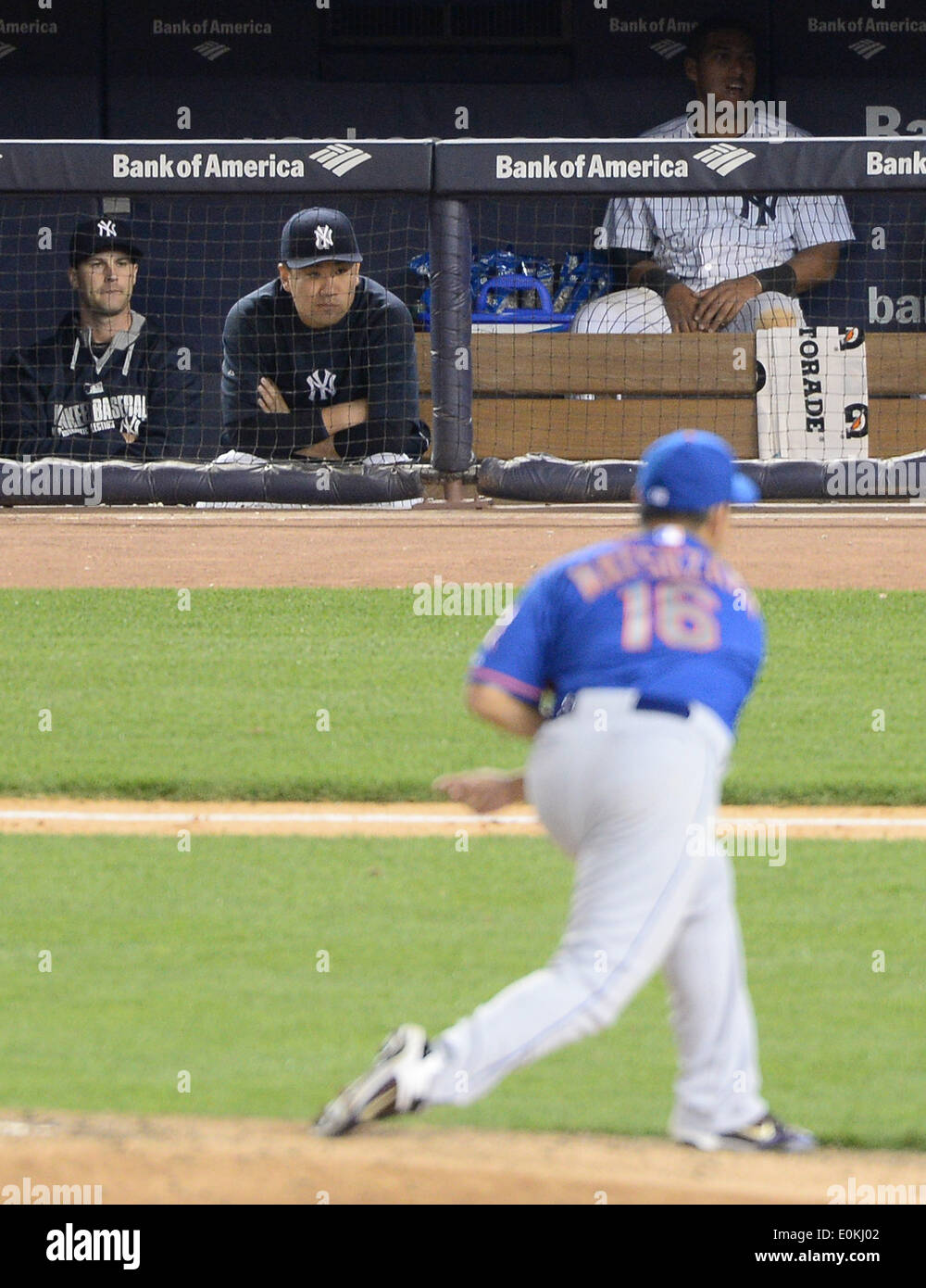Masahiro Tanaka (Yankees), Daisuke Matsuzaka (METS), 13 maggio 2014 - MLB : Masahiro Tanaka dei New York Yankees orologi da la piroga come Daisuke Matsuzaka dei New York Mets piazzole durante il Major League Baseball gioco allo Yankee Stadium nel Bronx, New York, Stati Uniti. (Foto di AFLO) Foto Stock