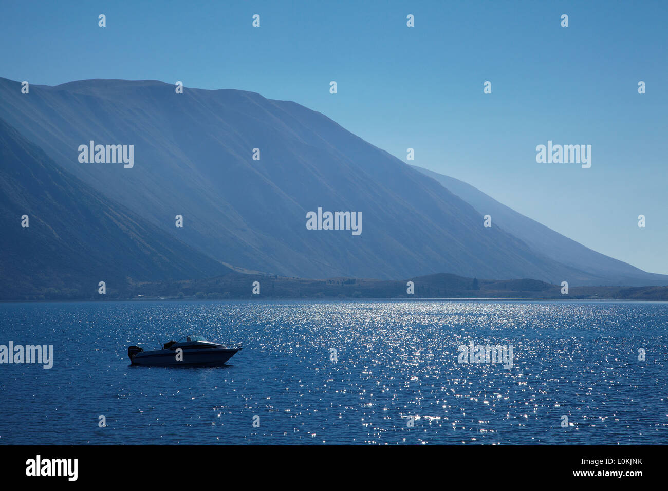 In barca sul lago, Ohau, e Ben Ohau, visto da Alpi 2 Ocean pista ciclabile, Mackenzie Country, Canterbury, Isola del Sud, Nuova Zelanda Foto Stock