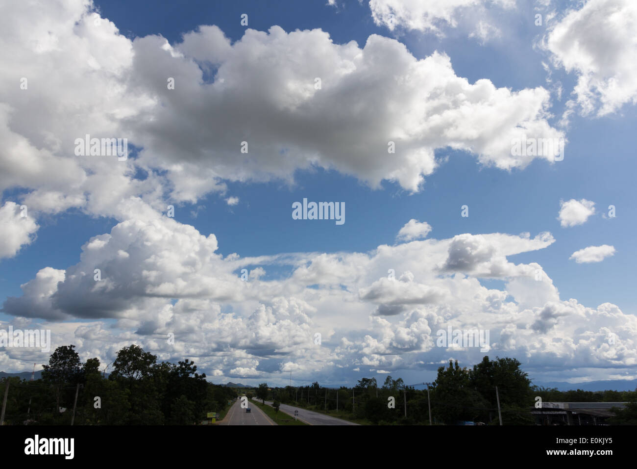 Nubi sul cielo blu Foto Stock