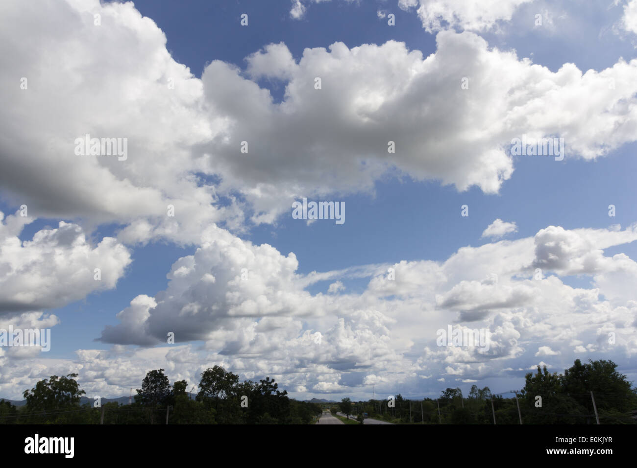 Nubi sul cielo blu Foto Stock