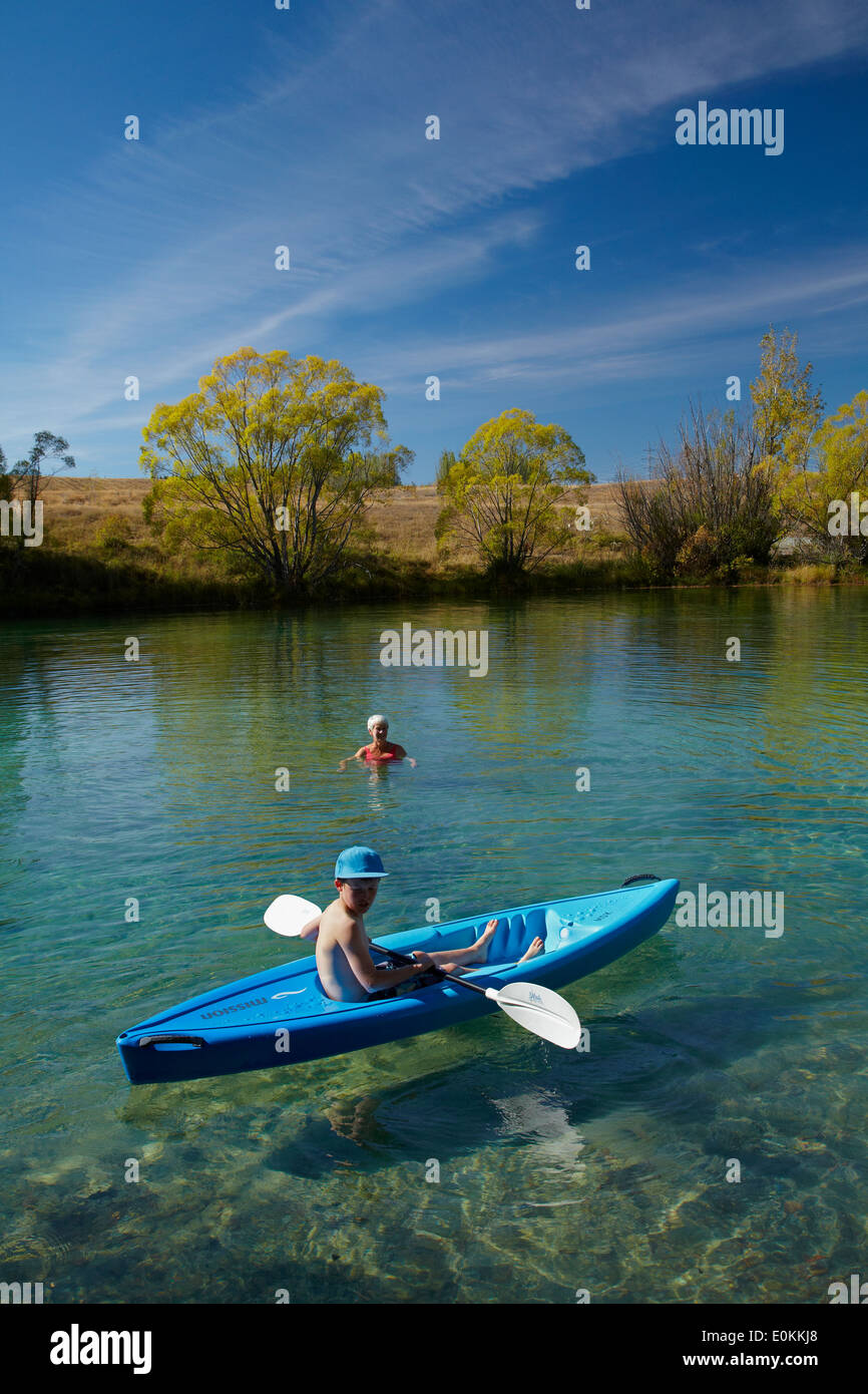 Il Kayak e nuotatore, Ohau fiume in autunno, vicino a Twizel, Mackenzie paese, Isola del Sud, Nuova Zelanda Foto Stock