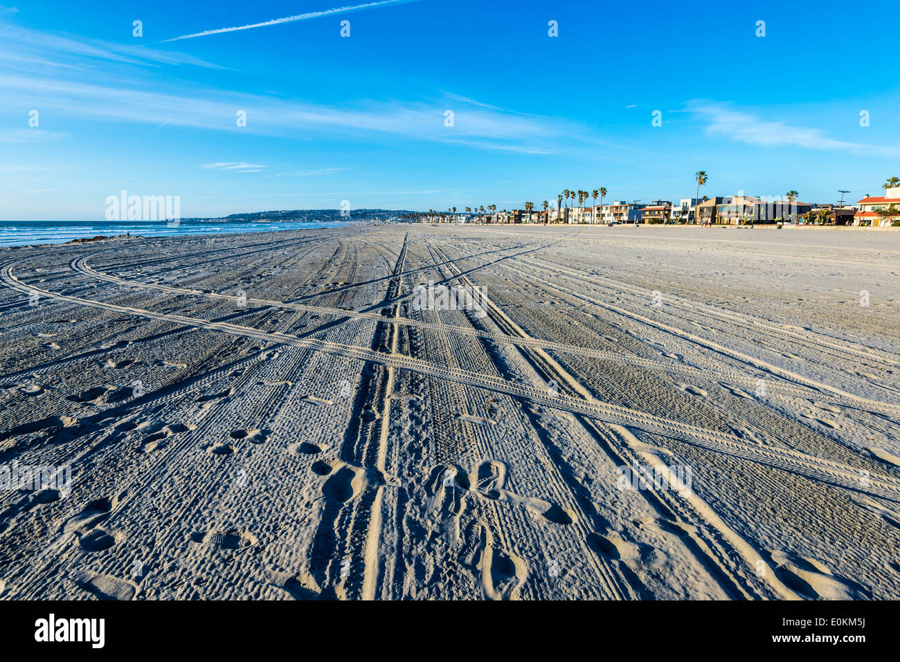 Tracce di pneumatici e impronte nella sabbia. South Mission Beach. San Diego, California, Stati Uniti. Foto Stock
