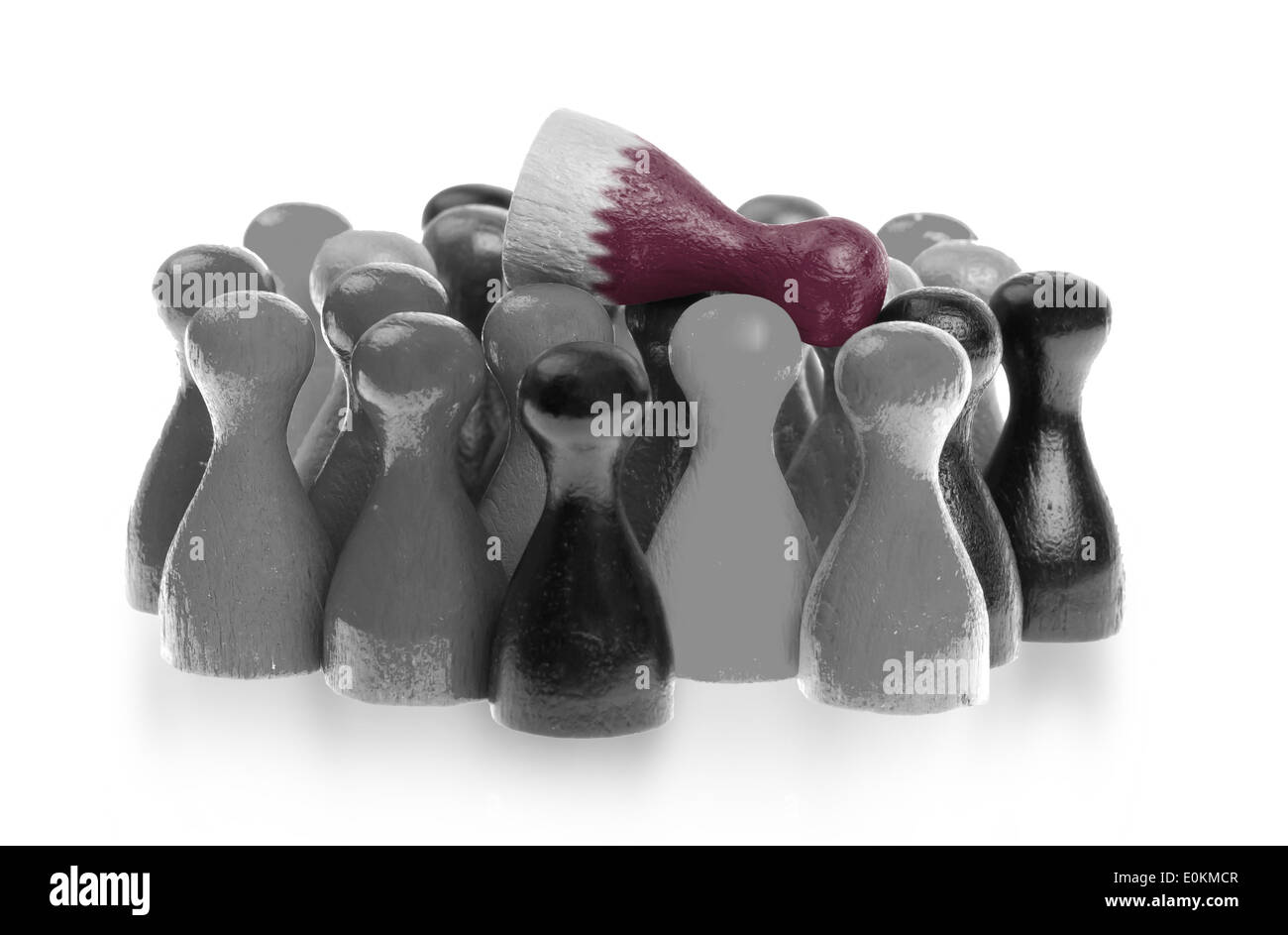 Un unica pedina sulla sommità del comune di pedine, bandiera del Qatar Foto Stock