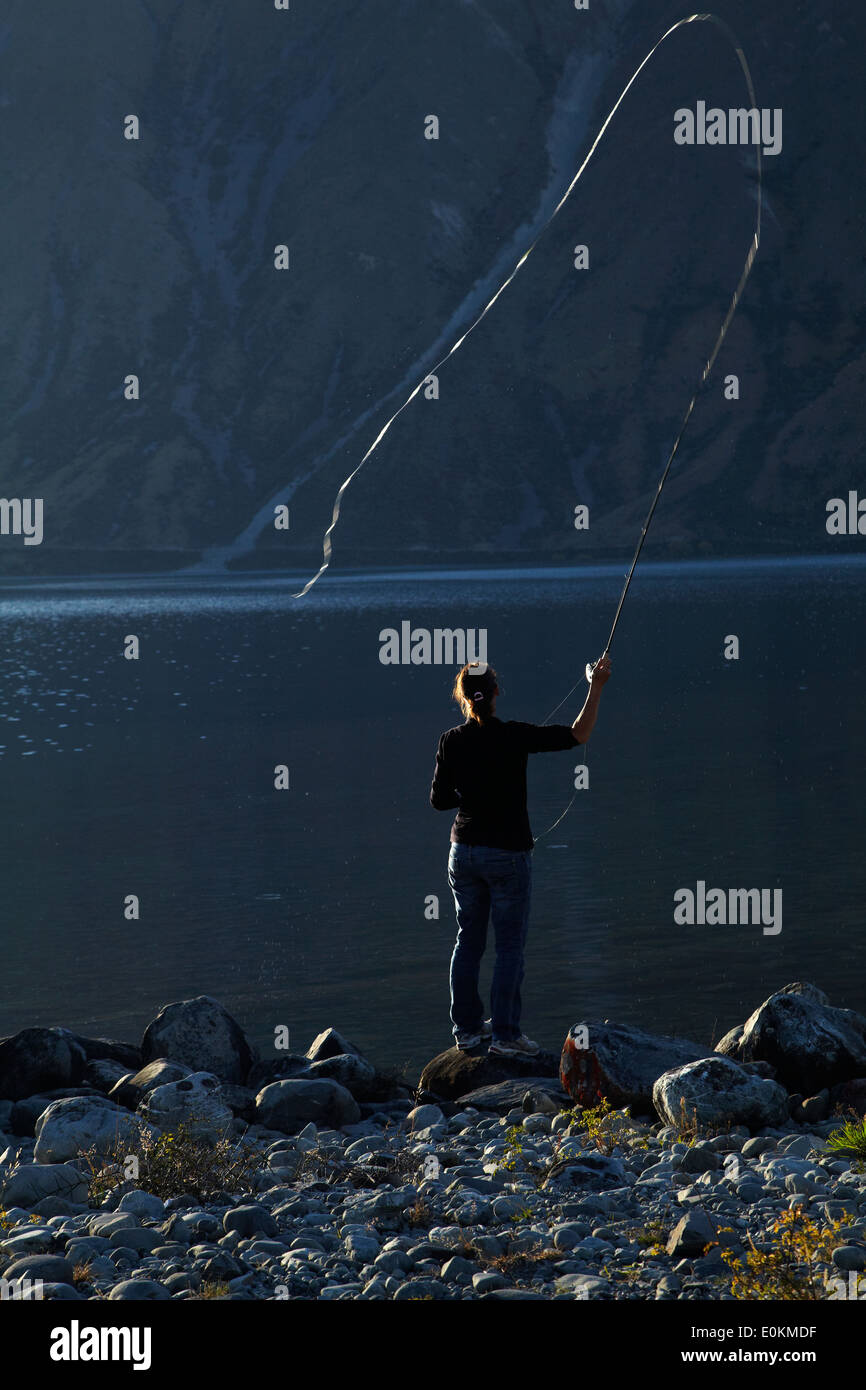 La pesca con la mosca, il lago di Ohau, Mackenzie paese, Canterbury sud, Isola del Sud, Nuova Zelanda Foto Stock
