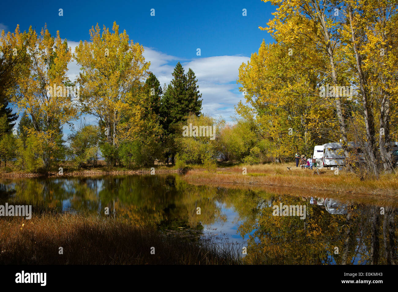 Campeggio in autunno da stagno vicino Twizel, Mackenzie paese, Isola del Sud, Nuova Zelanda Foto Stock