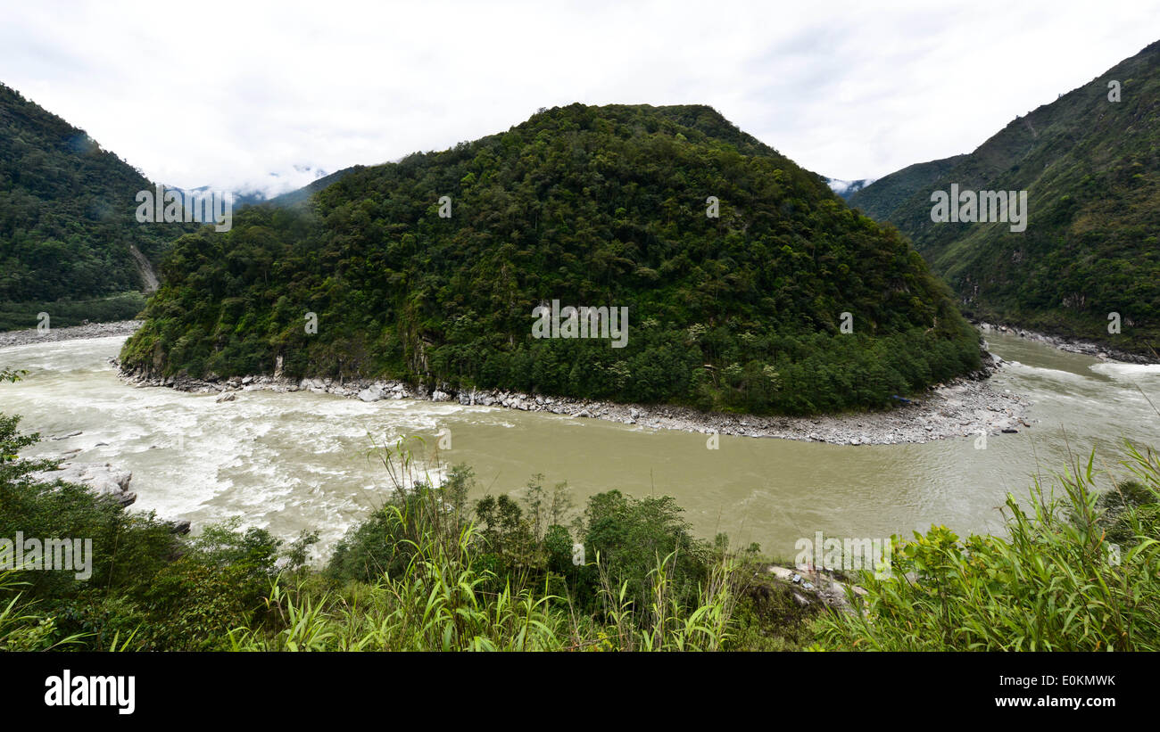 Medog. Il 12 maggio 2014. Foto scattata il 12 Maggio 2014 mostra la grande ansa del Yarlung Zangbo nel fiume Medog County, a sud-ovest della Cina di regione autonoma del Tibet. © Purbu Zhaxi/Xinhua/Alamy Live News Foto Stock