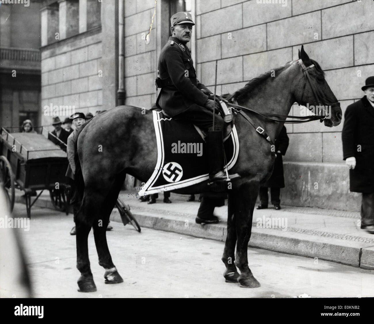 Nazi uomo a cavallo di fronte al Reichstag Foto Stock