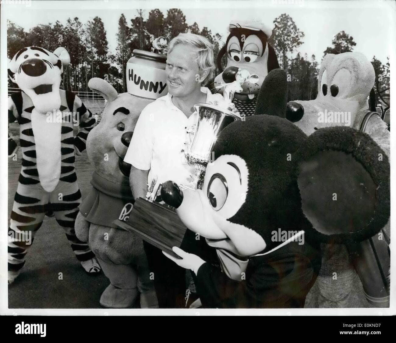 Il 12 Dic. 1929 - FLORIDA FUN EVENTS-- Jack Nicklaus, vincitore dello scorso anno inaugurale della Walt Disney World Golf Championship, è circondato da famosi personaggi Disney come egli si pone con il suo trofeo. Il torneo 1972, uno della Florida molti e divertenti eventi durante il mese di dicembre è prevista per il mese di novembre 29-Dic.3 sia sul palmare Palm e Magnolia corsi sui motivi del Regno di vacanza. Foto Stock