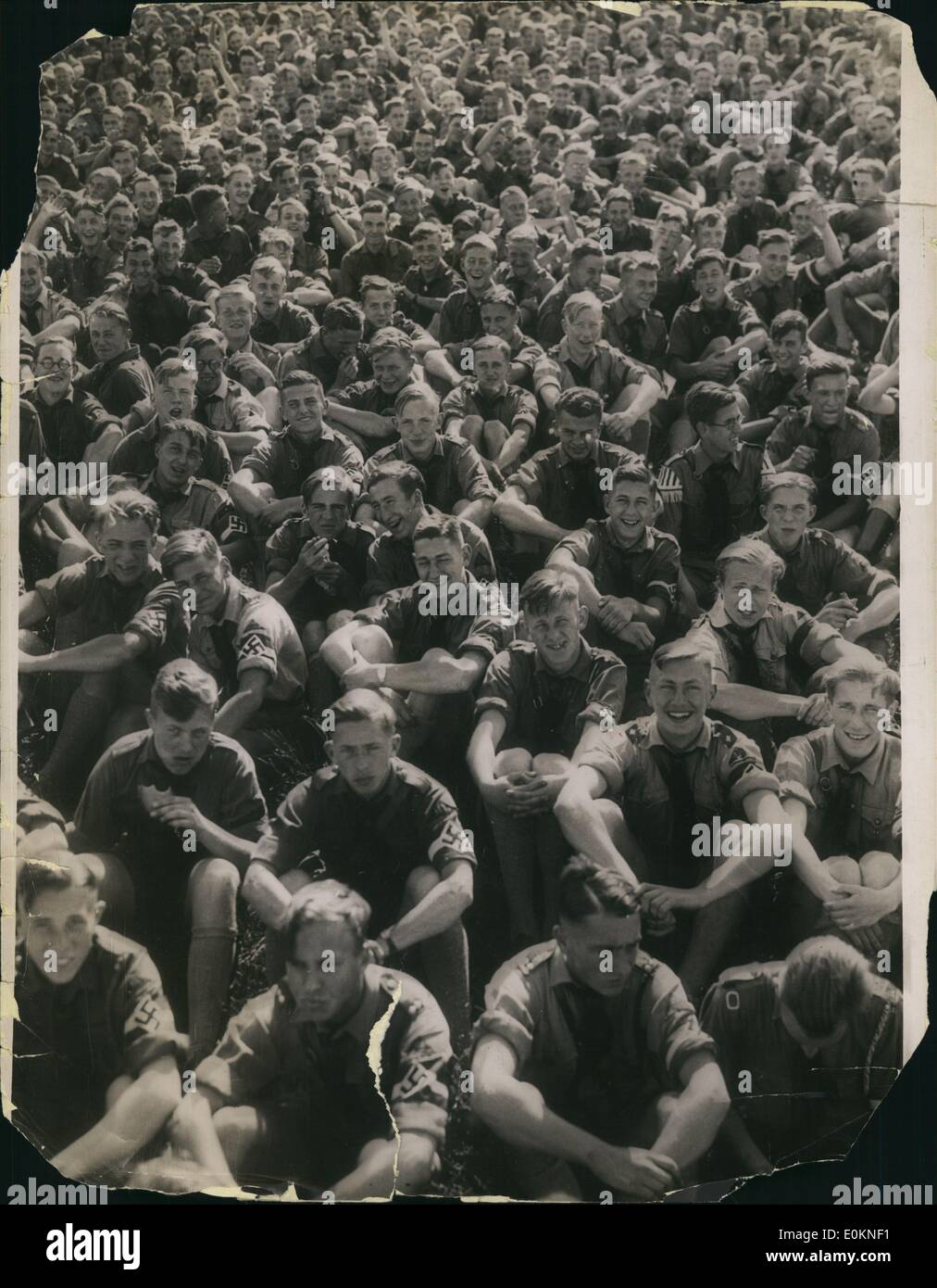 Il 1 gennaio, 1930 - gioventù tedesca : Tedesco giovani guardando una parata del partito socialista nazionale a Tempelhof. data esatta sconosciuto Foto Stock
