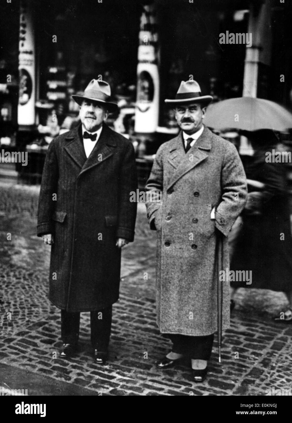 Thomas Mann e Heinrich Mann nella strade di Monaco di Baviera, Germania Foto Stock