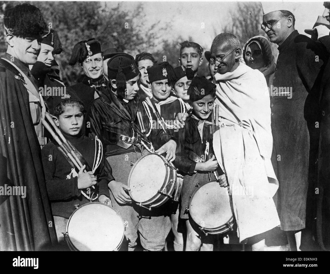 il-mahatma-gandhi-con-i-bambini-nel-camp