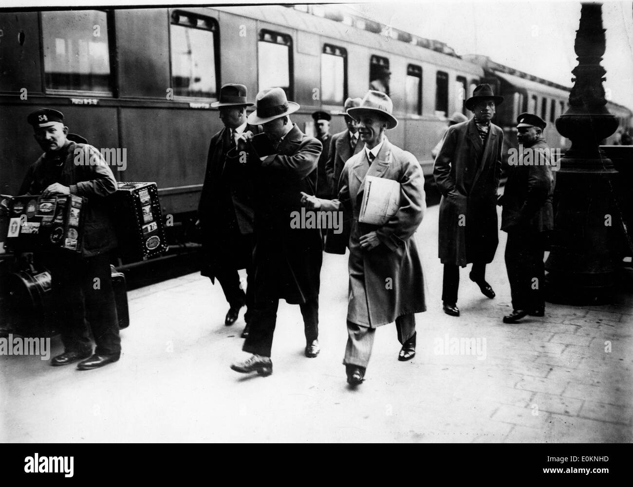 Leader nazista Joseph Goebbels camminando accanto a un treno Foto Stock