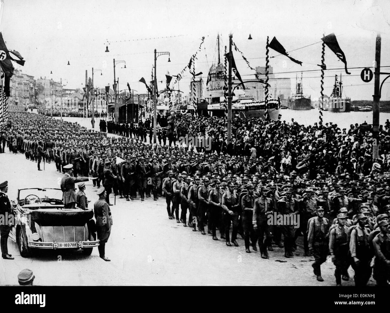 Hitler salutando marching storm troopers Foto Stock