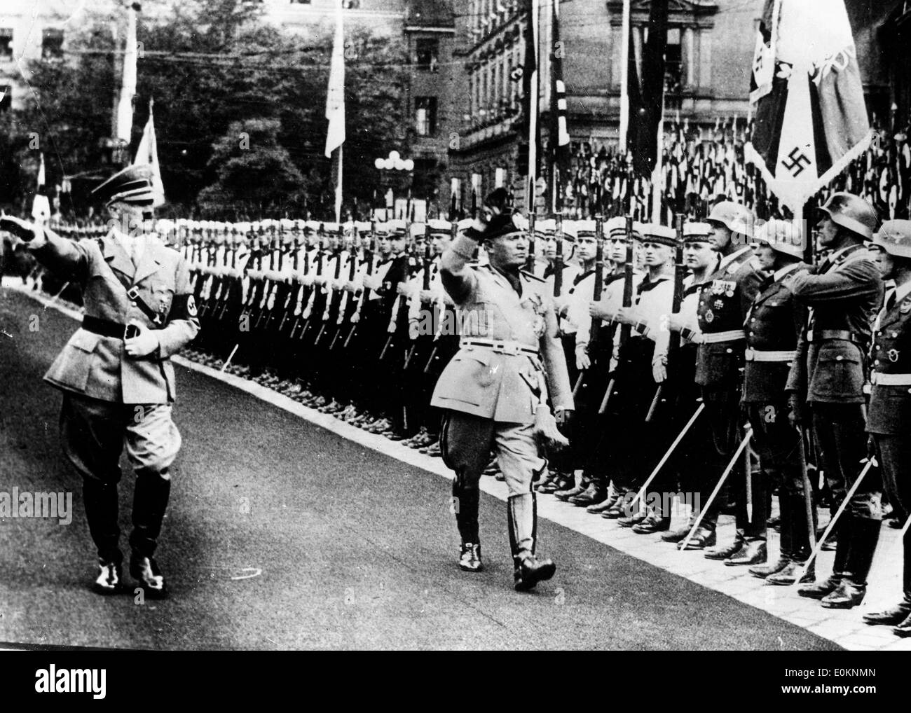 Adolf Hitler e Mussolini ispezioni navali e militari delle protezioni Foto Stock