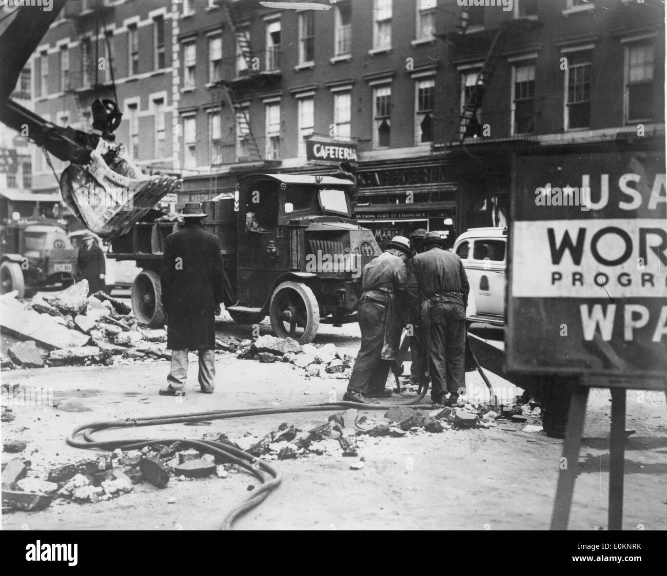 Lavoratori riparazione di New York street durante la depressione Foto Stock