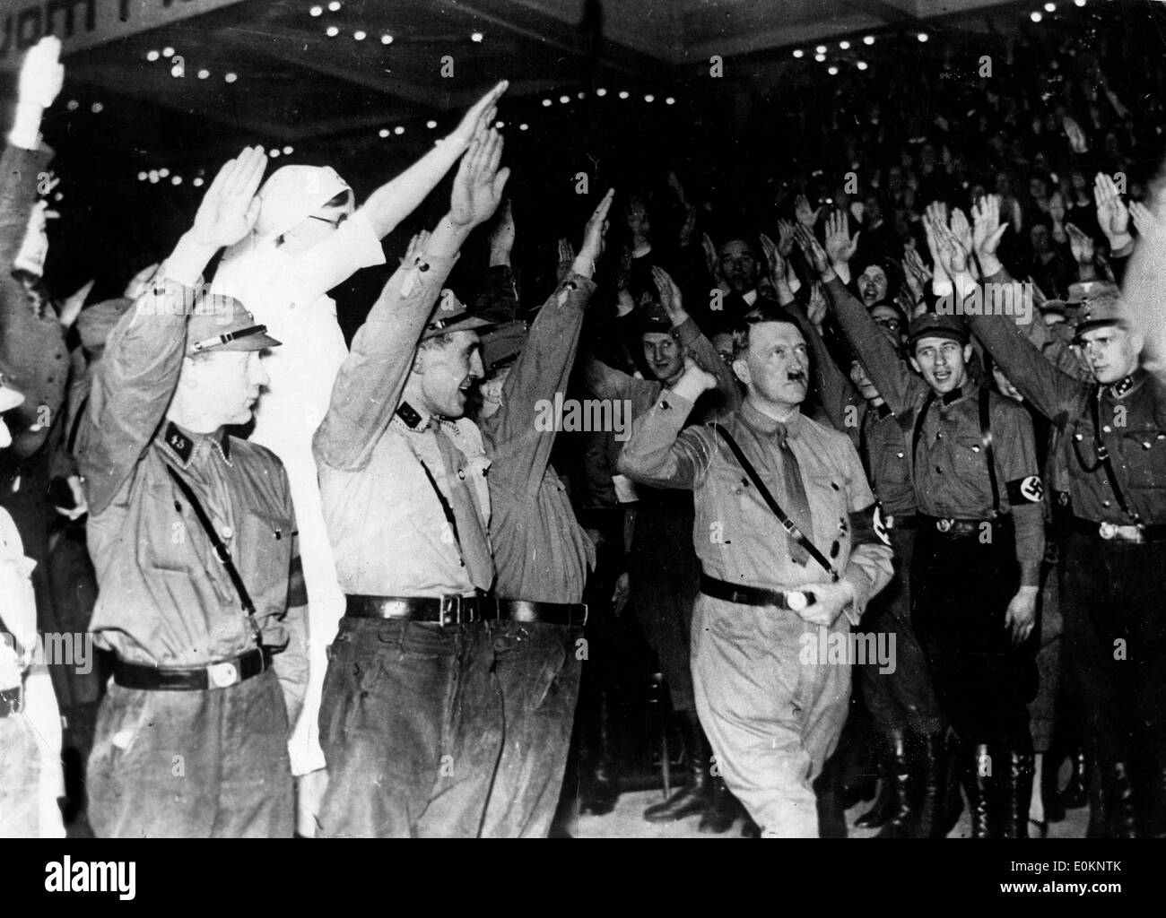 Adolf Hitler di essere salutato dai suoi seguaci Foto Stock