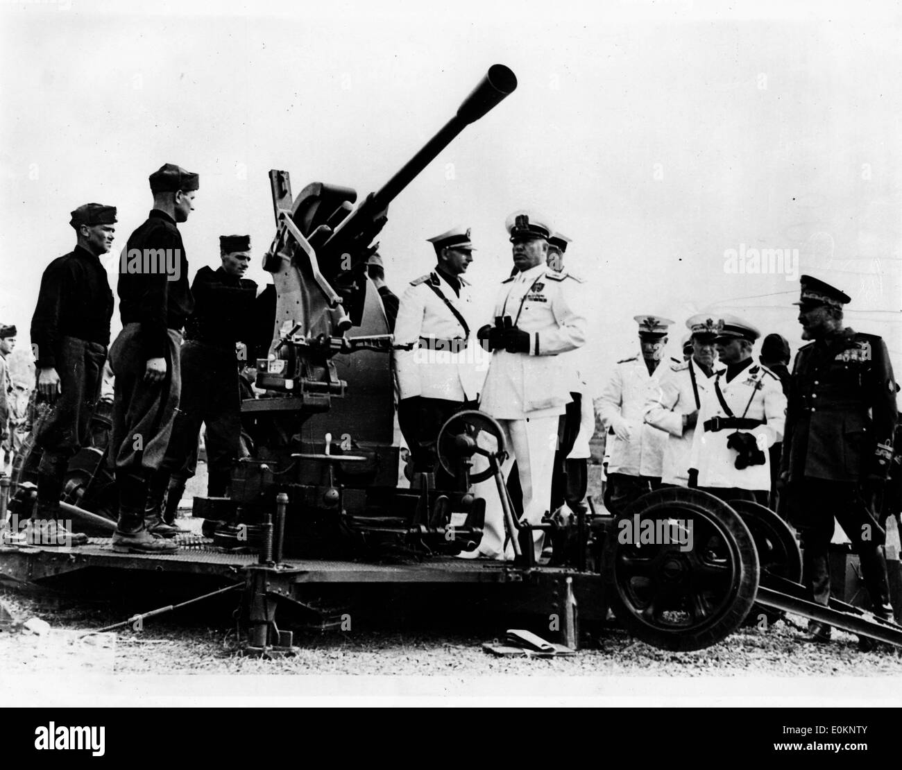 Dittatore Benito Mussolini a un esercizio di artiglieria a Anzio Foto Stock