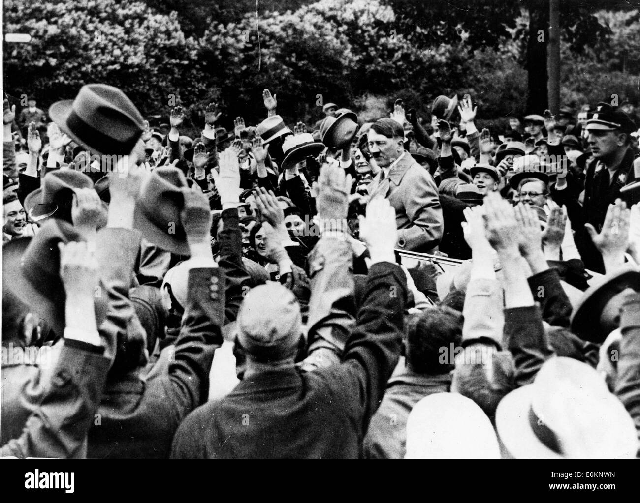 Adolf Hitler di essere salutato da una folla di Berlino Foto Stock
