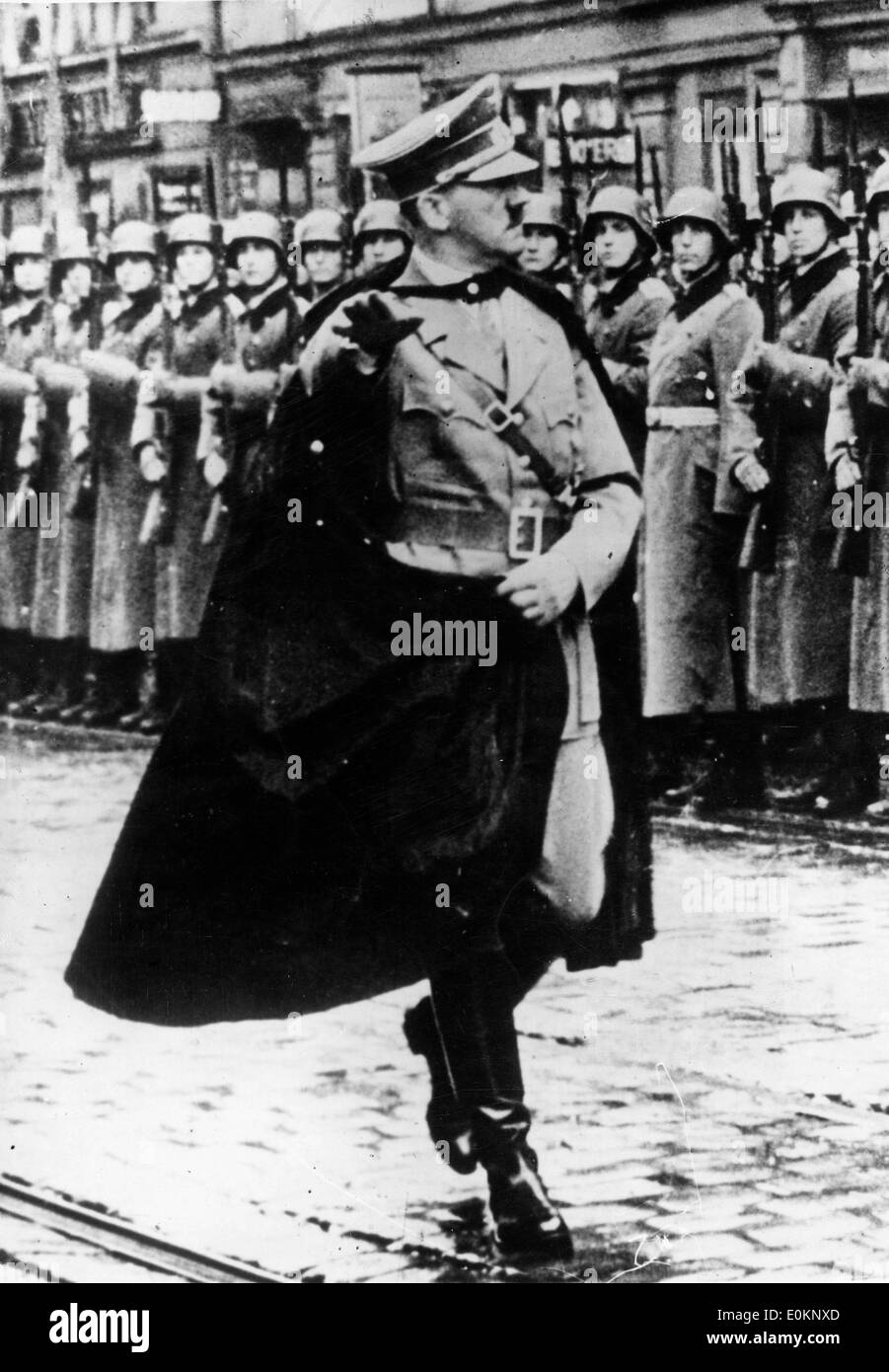 Adolf Hitler di ispezionare le sue truppe Foto Stock