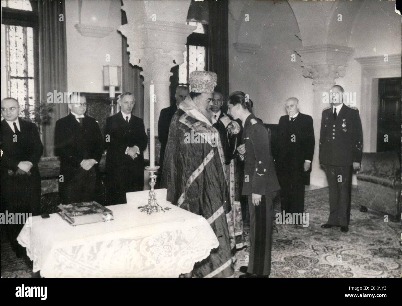 Mar 03, 1941 - marzo 1941. Re Pietro è ora 18 anni. Il Reggente il Principe Paolo, è stato destituito e il re Pietro dopo aver tenuto un salmen giuramento bacia la croce detenute dal Patriarca. Foto Stock