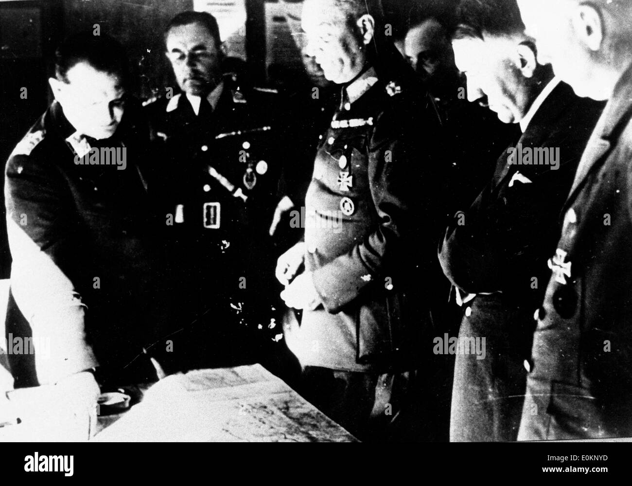 Adolf Hitler studia le mappe Foto Stock