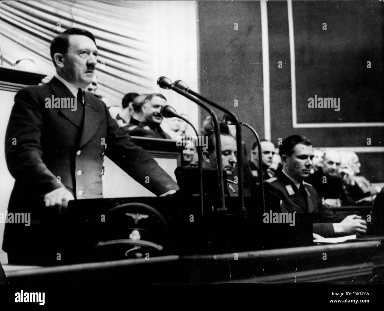 Adolf Hitler parlando all'Reichstagssit Foto Stock