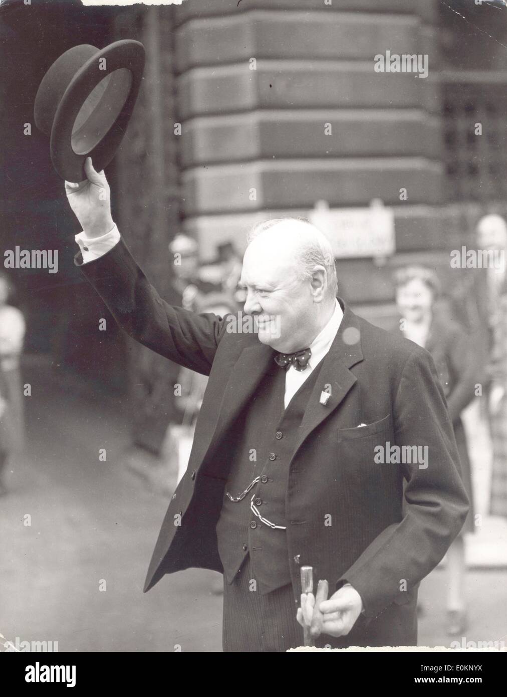 Sir Winston Churchill sventolare nelle strade di Londra Foto Stock