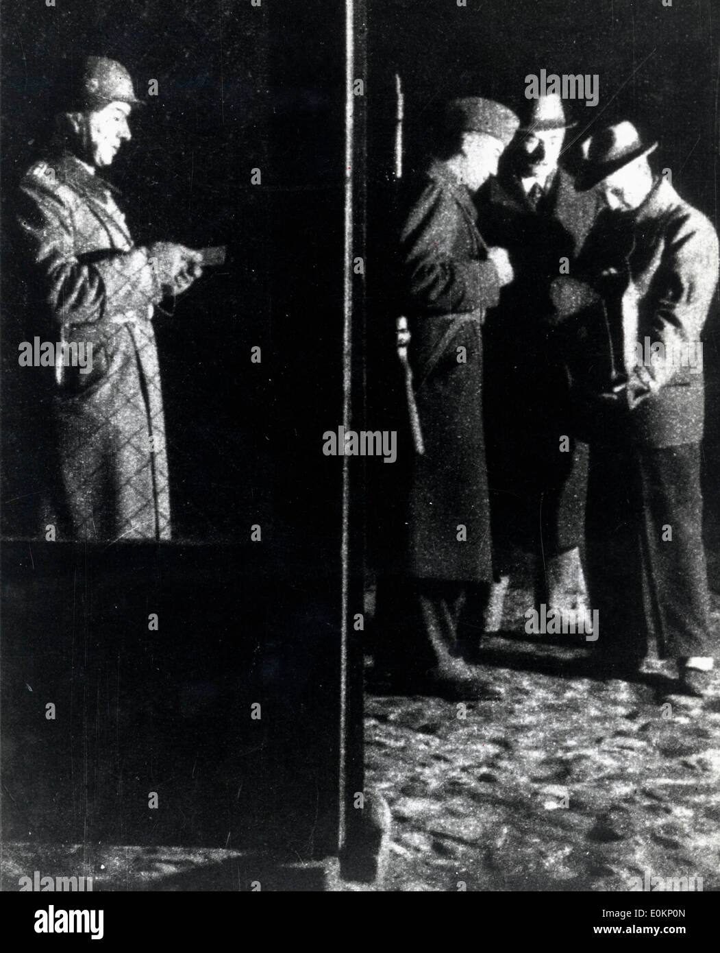 Gestapo in una città polacca di esaminare il contenuto di un Polo's Attache caso Foto Stock