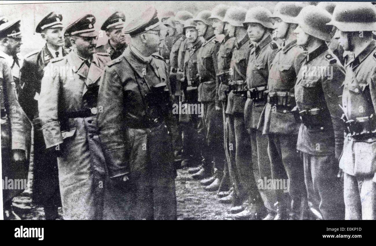 Comandante nazista Heinrich Himmler di ispezionare le truppe Foto Stock