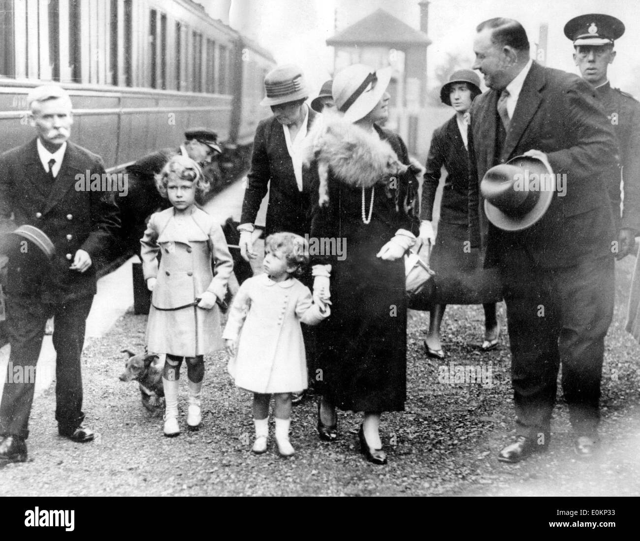 Regina la mamma con le sue figlie la principessa Elisabetta e la principessa Margaret arrivando in Glamis Foto Stock