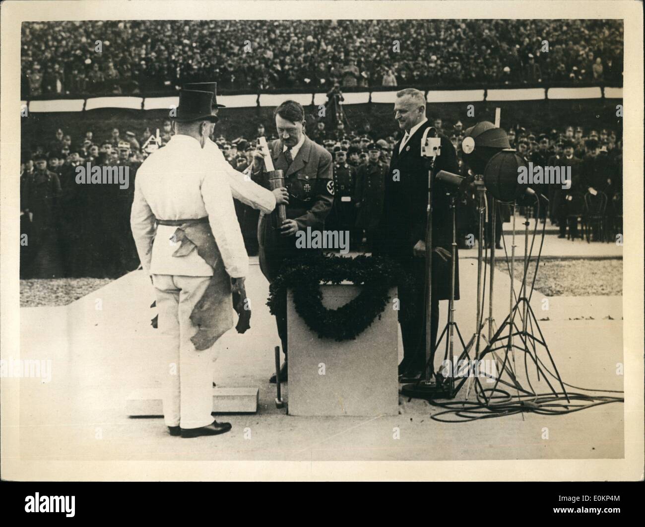 Mar 03, 1934 - Hitler ha presieduto una cerimonia di commemorazione per la prima pietra del Richard Wagner (un compositore tedesco) monumento che è stata posta. Michel Bernard 5.000 metri Champion Race 1958 Foto Stock