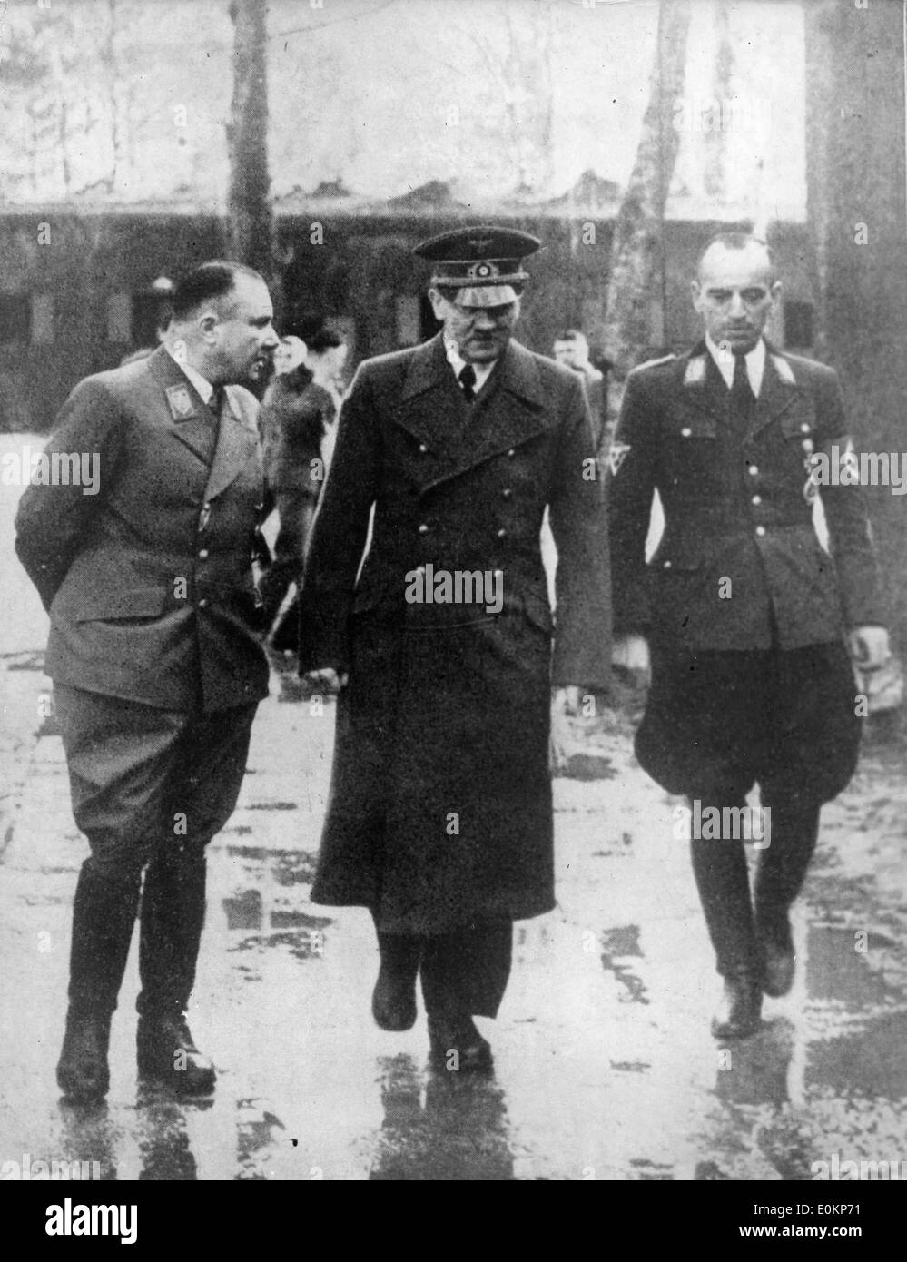 Adolf Hitler a parlare con il suo segretario privato Martin Bormann Foto Stock