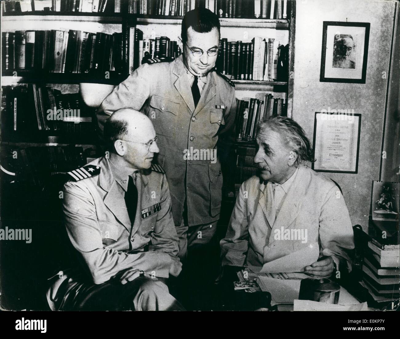 Ottobre 10, 1943 - scienziato Falcous adesso lavora per lo zio sa passato dal censore: Dott. Albert Einstein., tedesco in materia di rifugiati e di uno dei più famosi al mondo gli scienziati, fondatore della teoria della relatività o, è ora rifiuta il lavoro di ricerca per la marina militare statunitense. La foto mostra l a r Captain G.E.Salvia, U.S.N. comandante della U.S. Naval Training School a Princeton, N.J. e il tenente comandante F.L.Douthit, Usher, delegato della scuola, pagare una visita al famoso scienziato, prof.Einstein, nel suo studio presso l'università di Princeton. Foto Stock