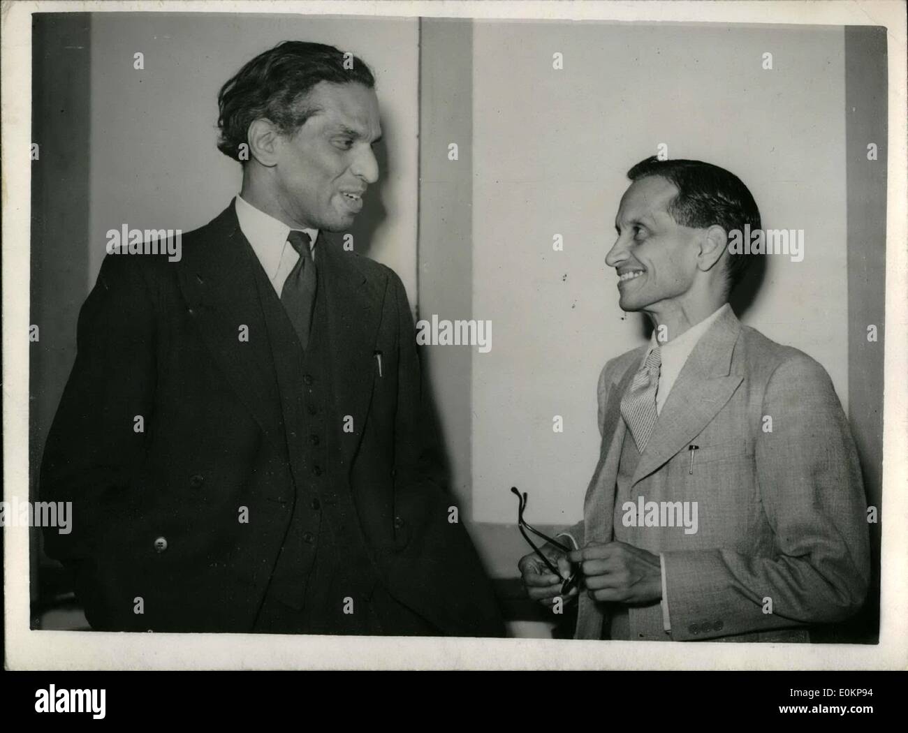 31 maggio 1944 - 31-5-44 Presidente di All-India T.U.C. a Londra. Keystone Foto Mostra: S.A. Dange (a destra) il presidente dell'All-India T.U.C. Fotografato nel corso di una conferenza stampa tenutasi a Londra. con lui è V.K. Krishna Menon. Il segretario generale dell'India League (sinistra) Foto Stock