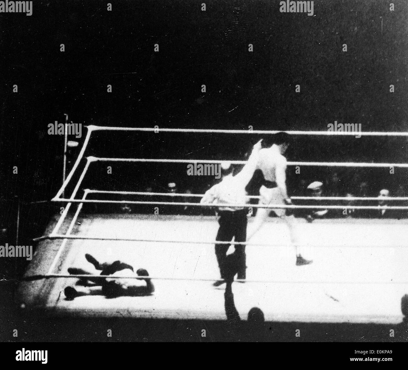 Max Baer il KO di Re Levinsky durante la loro assenza di decisione lotta Foto Stock