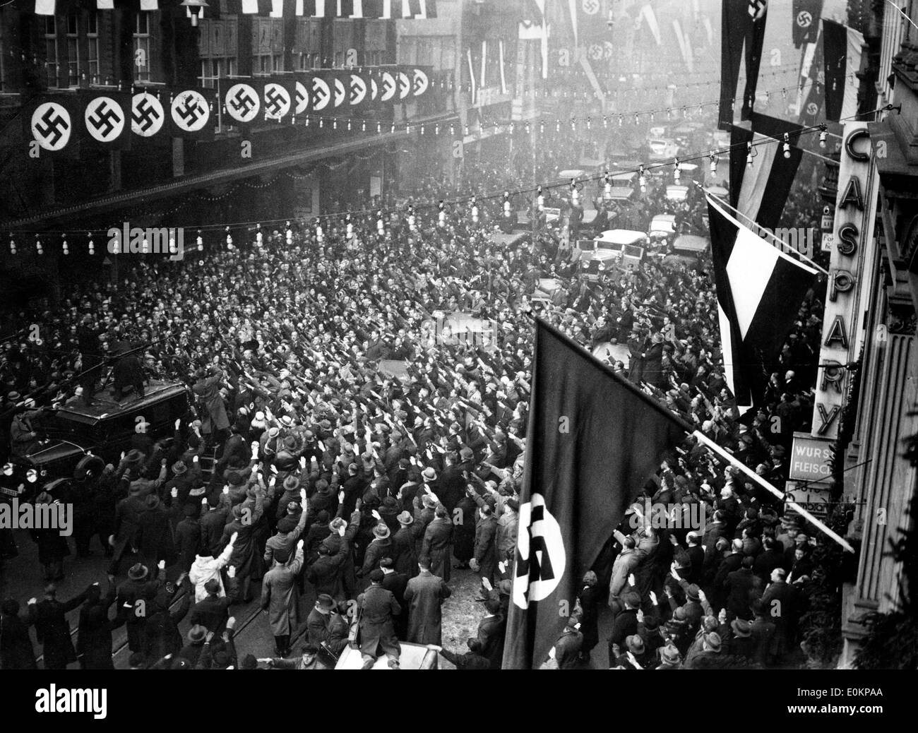 La folla saluta leader nazista Adolf Hitler nelle strade di Monaco di Baviera Foto Stock