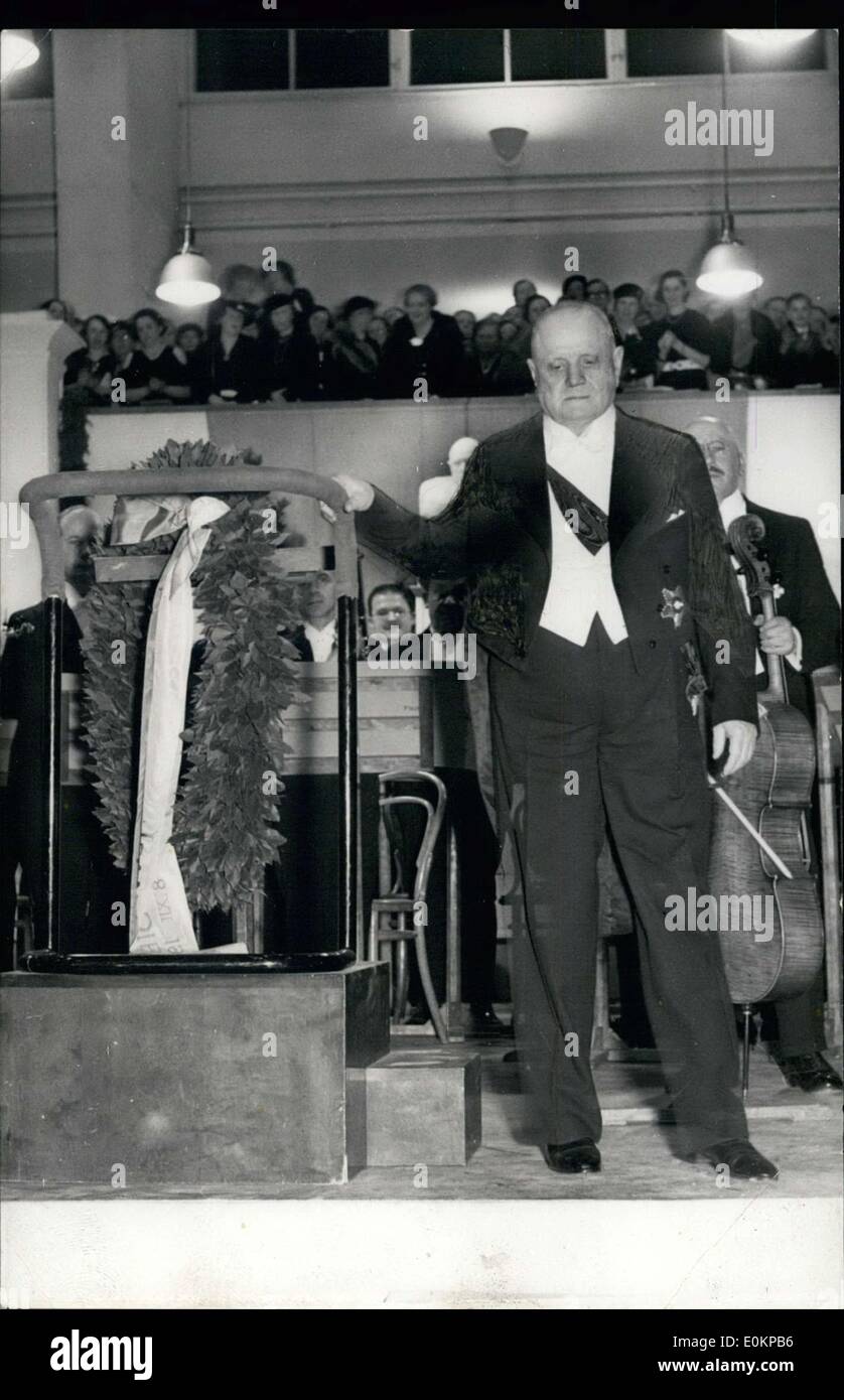 Agosto 12, 1935 - Pres jean Liberlin riceve la corona di alloro tradizionale onore agli artisti in Inghilterra Foto Stock