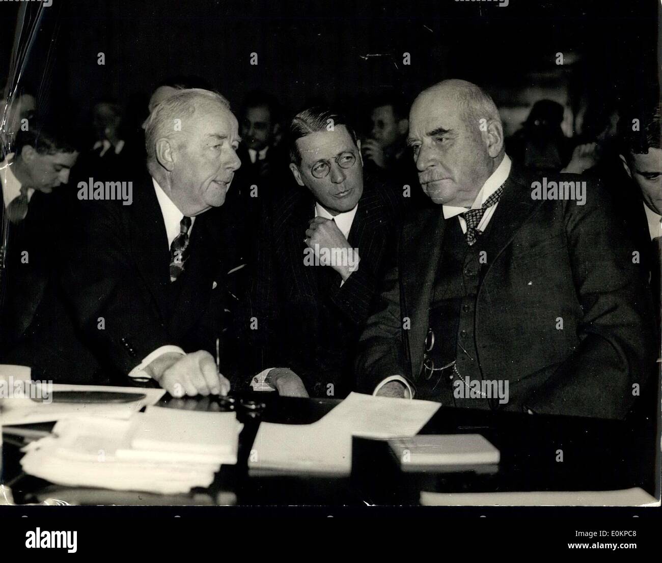 Gen 08, 1936 - Casa di Morgan nella conferenza di Washington D.C. Thomas W. Lamont, sinistra, George Whitney e J.P. Morgan, destro illustrato in una conferenza seria come apparivano oggi davanti al Senato Comitato di munizioni. Foto Stock