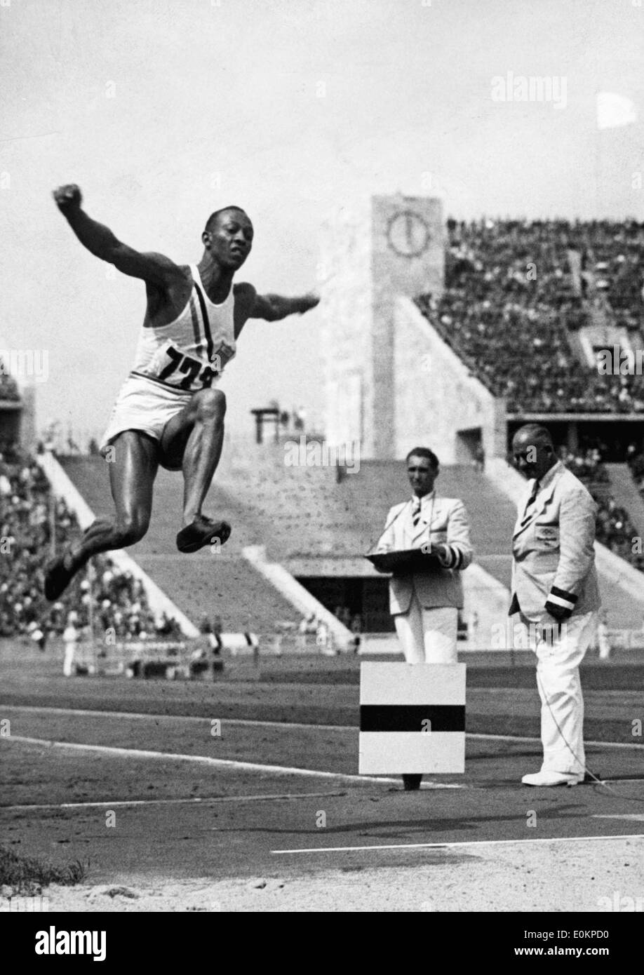 Atleta americano Jesse Owens durante le Olimpiadi di Berlino Foto Stock