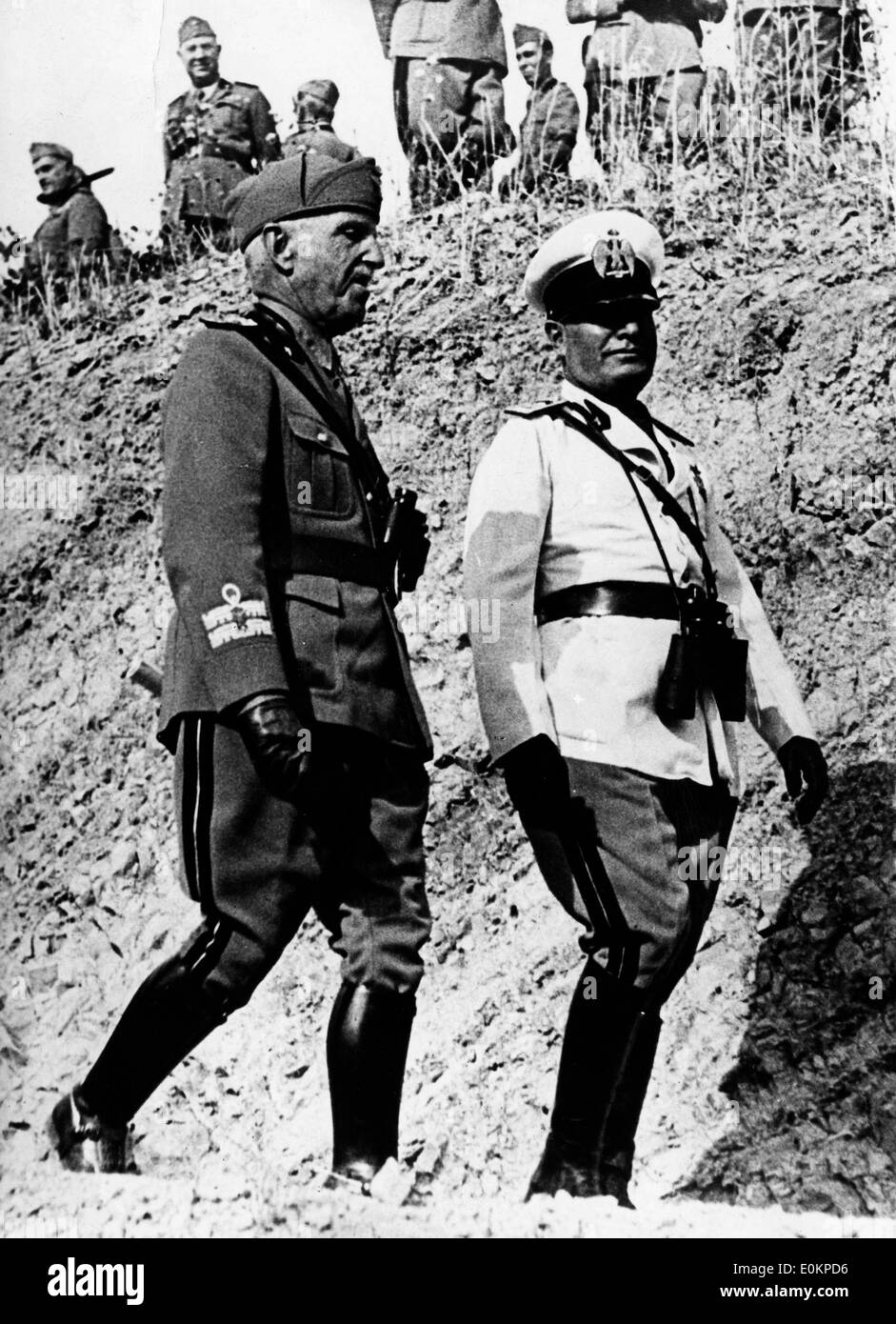Dittatore Benito Mussolini a piedi con Victor Emmanuel Foto Stock