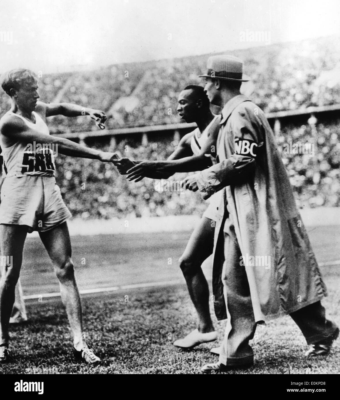 Atleta americano Jesse Owens durante i Giochi Olimpici di Berlino Foto Stock