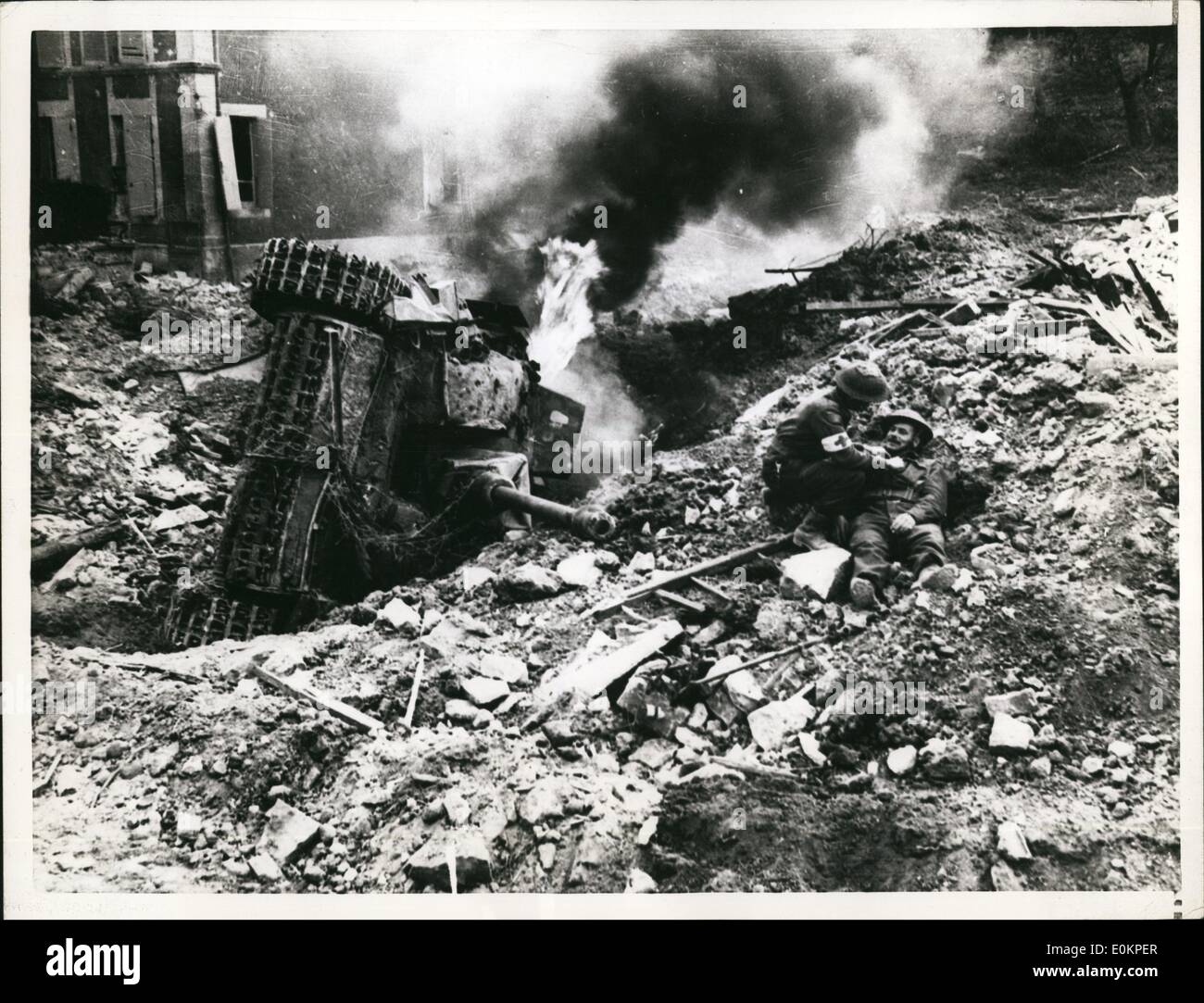 Agosto 08, 1944 - trappola si chiude sui Nazisti: Francia - un serbatoio di tedesco, oltre trasformato in un profondo cratere di una bomba, Ustioni ferocemente lungo la strada per la Falaise, dove le forze alleate sono la chiusura di una trappola sul tedesco esercito 7, che è già stata strappata ai nastri. A destra (foto sopra) Un medico ordinato di guardare al di sopra di un soldato canadese che è caduto ma è intatta. (Passato da censori) Foto Stock