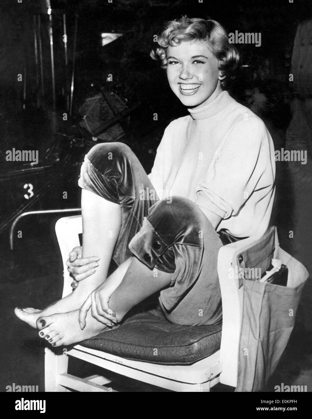 Ritratto di Doris Day sorridente sul set Foto Stock