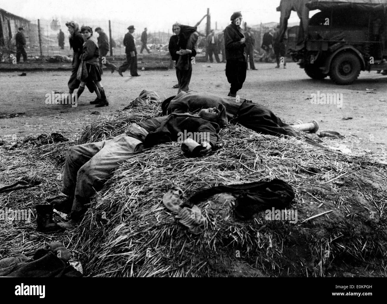 Corpi morti a Bergen-Belsen Campo di Concentramento Foto Stock